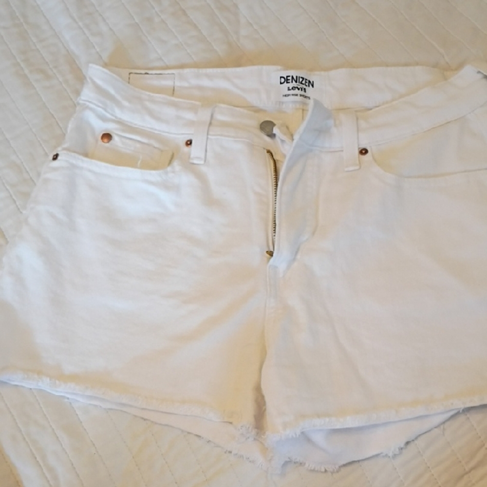Levi's Denizen High Rise Women's White Jean Shorts ✨ Size 8/29